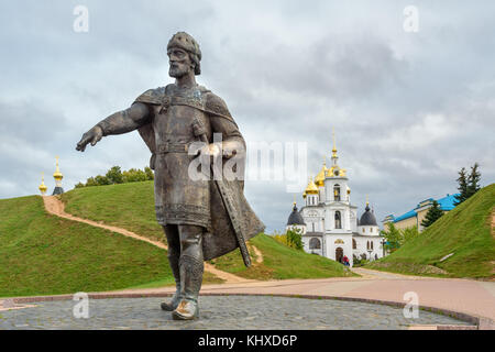 Dimitrov, Russie - le 22 septembre 2017 : Monument vieux prince russe Youri Dolgorouki. Cathédrale de l'Assomption à Dmitrov Kremlin sur l'arrière-plan Banque D'Images