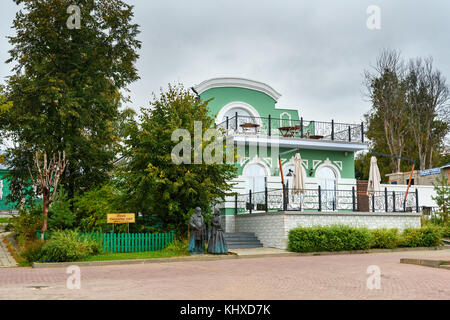 Dimitrov, Russie - Septembre 22, 2017 : Avis de Kropotkine street et la sculpture le marchand et l'épouse du marchand de Dimitrov. Région de Moscou. Banque D'Images