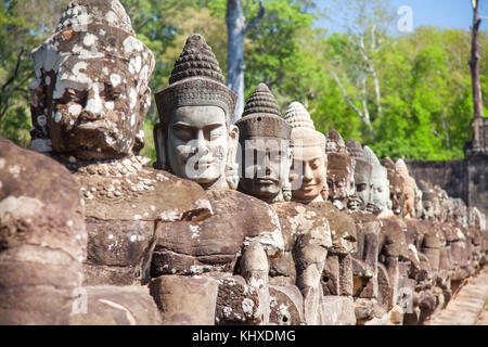 Têtes de pierre portes sud gardes d'Angkor Thom, Siem Reap, Cambodge Banque D'Images
