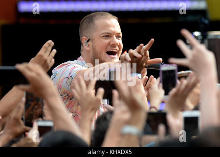 NEW YORK, NY - JUILLET 28 : le chanteur Dan Reynolds et son groupe Imagine Dragons jouent sur 'Good Morning America' d'ABC au Rumsey Playfield le 28 juillet 2017 à New York. Les gens : Dan Reynolds Banque D'Images