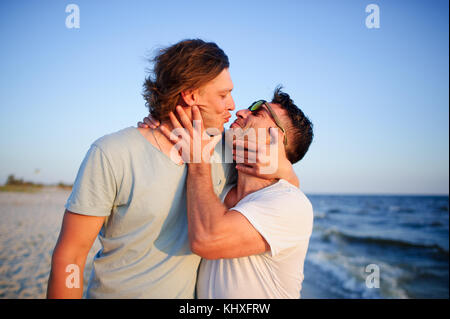 Deux hommes embrasser sur le fond de la mer. Ils représentent un baiser espiègle. Banque D'Images