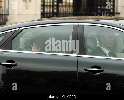 Londres, ANGLETERRE - 29 avril : le prince William prend la main de son épouse Catherine Middleton, désormais connu sous le nom de Catherine, duchesse de Cambridge, le marrige a eu lieu à l'abbaye de Westminster. Le mariage du Prince William, le deuxième dans la ligne de succession au trône britannique, à Catherine Middleton est actuellement détenu à Londres aujourd'hui. Le mariage de la seconde dans la ligne de succession au trône britannique est d'être dirigé par l'archevêque de Canterbury et sera suivi par 1900 personnes, dont des membres de la famille royale et des chefs d'état. Des milliers de sympathisants du monde entier ont aussi afflué à Londres à témoin Banque D'Images