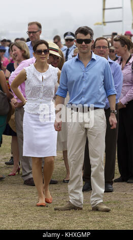 Sydney, Australie - Novembre 03 : S.A.R. le Prince Frederik et la princesse Mary de Danemark visiter le 'sculptures' par la mer à Sydney exposition. Le couple royal danois se promenaient à travers la galerie de sculptures en plein air, qui s'étend le long de la côte entre bondi et plages de tamarama à Sydney.Le 3 novembre 2011 à Sydney, Australie people : S.A.R. le Prince Frederik et la princesse Mary de Danemark Banque D'Images