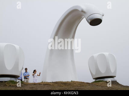 SYDNEY, AUSTRALIE - 3 NOVEMBRE : SAR le Prince héritier Frederik et la Princesse héritière Marie du Danemark visitent l'exposition « sculptures by the Sea » à Sydney. Le couple royal danois s'est promené dans la galerie extérieure de sculptures, qui longe la côte entre les plages de Bondi et Tamarama à Sydney. Le 3 novembre 2011 à Sydney, Australie, les gens : SAR le prince héritier Frederik et la princesse héritière Marie du Danemark Banque D'Images