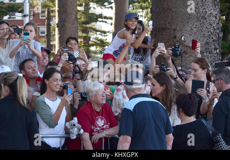 SYDNEY, AUSTRALIE - 18 AVRIL : Catherine, duchesse de Cambridge et Prince William, duc de Cambridge, se rendent sur Manly Beach aux côtés du Premier ministre australien Tony Abbott le 18 avril 2014 à Sydney, en Australie. Le duc et la duchesse de Cambridge font une tournée de trois semaines en Australie et en Nouvelle-Zélande, le premier voyage officiel outre-mer avec leur fils, le prince George de Cambridge personnes: Catherine Duchesse de Cambridge Réf. Transmission: MNCAU1 Banque D'Images