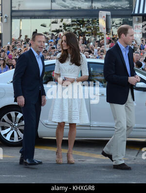 SYDNEY, AUSTRALIE - 18 AVRIL : Catherine, duchesse de Cambridge et Prince William, duc de Cambridge, se rendent sur Manly Beach aux côtés du Premier ministre australien Tony Abbott le 18 avril 2014 à Sydney, en Australie. Le duc et la duchesse de Cambridge font une tournée de trois semaines en Australie et en Nouvelle-Zélande, le premier voyage officiel à l'étranger avec leur fils, le Prince George de Cambridge People: Le Prince William, le duc de Cambridge et Catherine, la duchesse de Cambridge transmission Ref: Le MNCAU1 doit appeler si Michael Storms Media Group Inc. Est intéressé 305-632-3400 - Cell 305-513-5783 - Fax Mik Banque D'Images