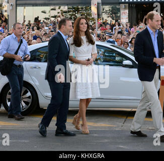 SYDNEY, AUSTRALIE - 18 AVRIL : Catherine, duchesse de Cambridge et Prince William, duc de Cambridge, se rendent sur Manly Beach aux côtés du Premier ministre australien Tony Abbott le 18 avril 2014 à Sydney, en Australie. Le duc et la duchesse de Cambridge font une tournée de trois semaines en Australie et en Nouvelle-Zélande, le premier voyage officiel à l'étranger avec leur fils, le Prince George de Cambridge People: Le Prince William, le duc de Cambridge et Catherine, la duchesse de Cambridge transmission Ref: Le MNCAU1 doit appeler si Michael Storms Media Group Inc. Est intéressé 305-632-3400 - Cell 305-513-5783 - Fax Mik Banque D'Images