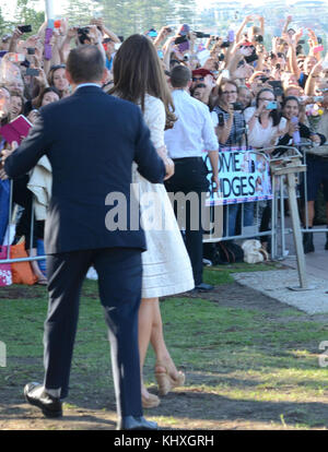 SYDNEY, AUSTRALIE - 18 AVRIL : Catherine, duchesse de Cambridge et Prince William, duc de Cambridge, se rendent sur Manly Beach aux côtés du Premier ministre australien Tony Abbott le 18 avril 2014 à Sydney, en Australie. Le duc et la duchesse de Cambridge font une tournée de trois semaines en Australie et en Nouvelle-Zélande, le premier voyage officiel à l'étranger avec leur fils, le Prince George de Cambridge People: Le Prince William, le duc de Cambridge et Catherine, la duchesse de Cambridge transmission Ref: Le MNCAU1 doit appeler si Michael Storms Media Group Inc. Est intéressé 305-632-3400 - Cell 305-513-5783 - Fax Mik Banque D'Images