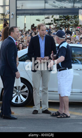 SYDNEY, AUSTRALIE - 18 AVRIL : Catherine, duchesse de Cambridge et Prince William, duc de Cambridge, se rendent sur Manly Beach aux côtés du Premier ministre australien Tony Abbott le 18 avril 2014 à Sydney, en Australie. Le duc et la duchesse de Cambridge font une tournée de trois semaines en Australie et en Nouvelle-Zélande, le premier voyage officiel à l'étranger avec leur fils, le Prince George de Cambridge People: Prince William, Duc de Cambridge transmission Ref: Le MNCAU1 doit appeler si Michael Storms Storms Media Group Inc. 305-632-3400 - Cell 305-513-5783 - Fax MikeStorm@aol.com www.StormsMediaGroup. Banque D'Images