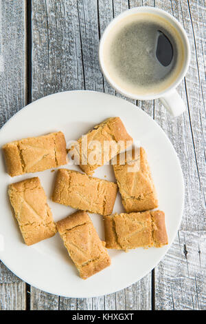 Tasse à café et biscuits sucrés sur la vieille table en bois. vue d'en haut. Banque D'Images