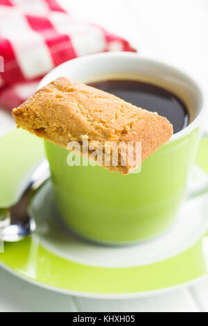 Tasse à café et biscuits sucrés sur tableau blanc. Banque D'Images