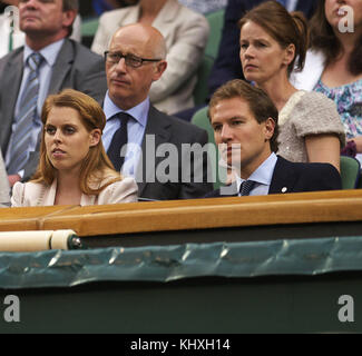 LONDRES, ANGLETERRE - JUIN 28 : Princesse Beatrice et Dave Clark assistent au match de quart de finale entre Sabine Lisicki d'Allemagne et Marion Bartoli de France le huitième jour des Championnats de tennis sur gazon de Wimbledon au All England Lawn Tennis and Croquet Club le 28 juin 2011 à Londres, Angleterre. Les gens : Princesse Beatrice Dave Clark Banque D'Images