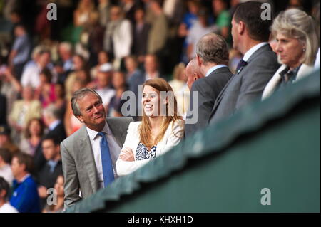 LONDRES, ANGLETERRE - 28 JUIN : la princesse Beatrice participe au quart de finale du match entre Sabine Lisicki d'Allemagne et Marion Bartoli de France le huitième jour des championnats de tennis de pelouse de Wimbledon au All England Lawn tennis and Croquet Club le 28 juin 2011 à Londres, en Angleterre. Personnes : la princesse Beatrice Banque D'Images