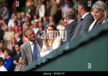 LONDRES, ANGLETERRE - 28 JUIN : la princesse Beatrice participe au quart de finale du match entre Sabine Lisicki d'Allemagne et Marion Bartoli de France le huitième jour des championnats de tennis de pelouse de Wimbledon au All England Lawn tennis and Croquet Club le 28 juin 2011 à Londres, en Angleterre. Personnes : la princesse Beatrice Banque D'Images