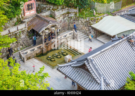 En cascade otowa kiyomizudera Banque D'Images