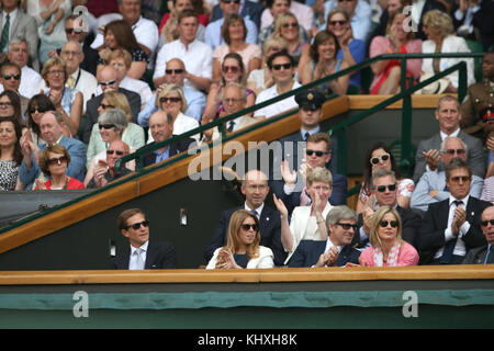 LONDRES, ANGLETERRE - 02 JUILLET : Catherine, duchesse de Cambridge et Prince William, duc de Cambridge, assistent au match Andy Murray contre Grigor Dimitrov sur le terrain central au cours du neuvième jour des championnats de Wimbledon à Wimbledon le 2 juillet 2014 à Londres, Angleterre. Personnes: Princesse Beatrice de York, Dave Clark Banque D'Images