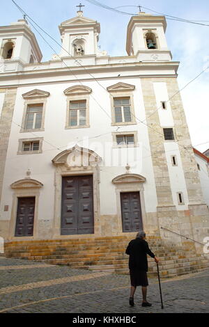 Lisbonne, Portugal - 2 novembre, 2017 : une vieille femme marchant devant l'église de São Miguel dans quartier Alfama Banque D'Images
