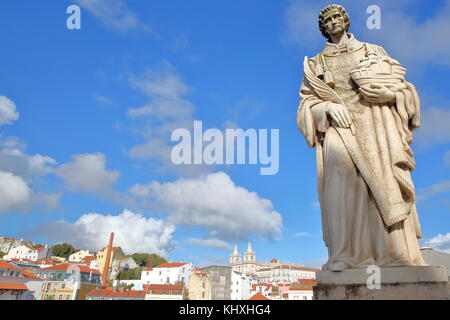 Gros plan sur Sao Vicente statue à Santa luzia miradouro (vue) avec l'église de São Vicente de Fora dans l'arrière-plan, Lisbonne, Portugal Banque D'Images