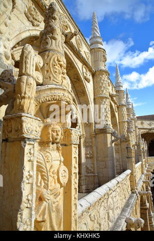 Lisbonne, Portugal - 3 novembre, 2017 : le cloître du monastère des hiéronymites à Belém avec détails de sculptures Banque D'Images