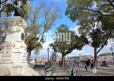 Lisbonne, Portugal - 4 novembre, 2017 : Sao Pedro de Alcantara viewpoint (miradorou) avec un monument à Eduardo coelho dans l'avant-plan Banque D'Images