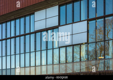 Windows a trier de facade sur bâtiment. stores dans certaines fenêtres d'écran solaire et couvrir une couple d'entre eux. Banque D'Images