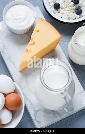 Le lait, le fromage, la crème, les oeufs et le yaourt. Sur les produits laitiers en arrière-plan. Selective focus Banque D'Images