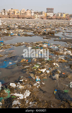 Les déchets plastiques et autres déchets couvre la plage de versova, Mumbai, Inde Banque D'Images