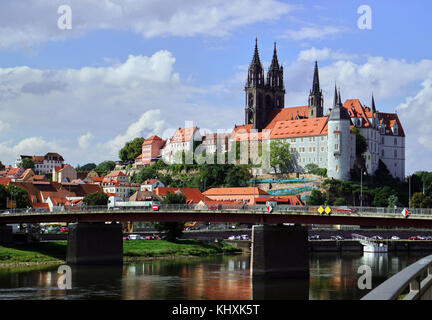 L'Europe, l'Allemagne, la Saxe, Meissen, Vue du pont sur la rivière de l'Elbe ; château Albrechtsburg ;l'Albrechtsburg est un château de style gothique tardif qui domine le centre-ville de Meissen dans l'état allemand de Saxe. Elle se dresse sur une colline au-dessus de la rivière Elbe. Banque D'Images