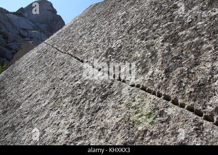 Trous percés dans un gros rocher de granit, de la diviser en deux parties. Banque D'Images