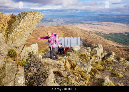 Les randonneurs d'escalade sur l'arête est Ddu Daear scramble sur Carnedd Moel Siabod à la montagne montagnes de Snowdonia National Park. Capel Curig Wales UK Banque D'Images