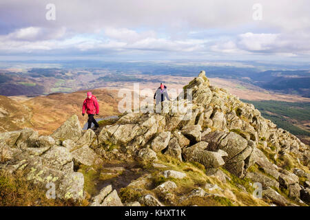 Les randonneurs randonnée sur Daear Ddu east ridge sur Carnedd Moel Siabod à la montagne montagnes de Snowdonia National Park. Capel Curig Conwy Wales Royaume-uni Grande-Bretagne Banque D'Images