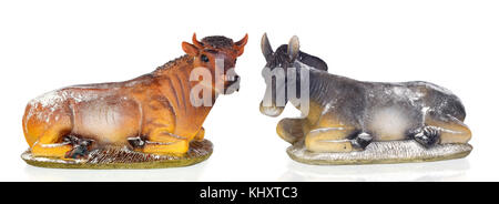 Les figures d'un bœuf et d'une mule pour l'ONG POTAL MEN nativité isolé sur fond blanc Banque D'Images