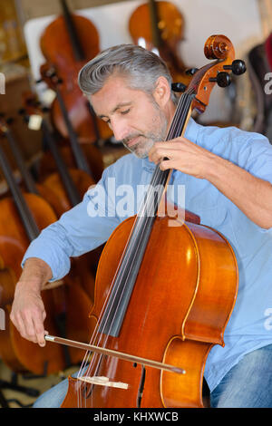 Homme jouant de violoncelle Banque D'Images