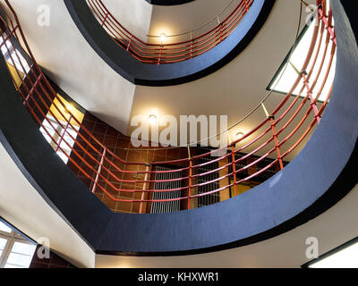 Escalier dans le bâtiment Sprinkenhof dans le quartier de Kontorhaus, construit par Hans + Oskar Gerson + Fritz Höger, Hambourg, Allemagne, Europe, patrimoine mondial de l'UNESCO Banque D'Images