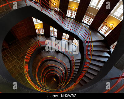 Escalier dans le bâtiment Sprinkenhof dans le quartier de Kontorhaus, construit par Hans + Oskar Gerson + Fritz Höger, Hambourg, Allemagne, Europe, patrimoine mondial de l'UNESCO Banque D'Images