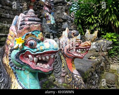 Close up de dieux dragon peint de couleurs vives, avec l'offre de l'oeuf dans la bouche en mer temple près de Sanur sur l'île indonésienne de Bali Banque D'Images