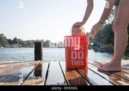 Jeune fille se cacher dans la benne on jetty Banque D'Images