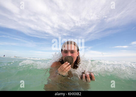 Portrait de jeune femme dans l'eau, en maintenant les réservoirs Banque D'Images