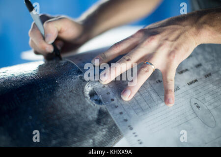 Man making paddle board, prise de mesures, close-up Banque D'Images