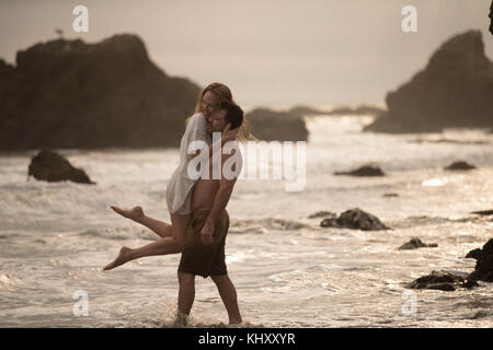 Romantic couple on beach, Malibu, Californie, Etats-Unis Banque D'Images