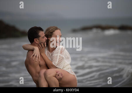 Romantic couple on beach, Malibu, Californie, Etats-Unis Banque D'Images