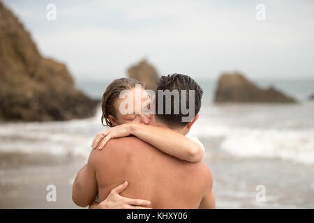 Romantic couple on beach, Malibu, Californie, Etats-Unis Banque D'Images