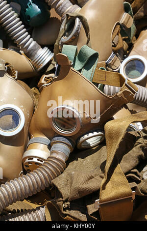 Close up sélection de vieux millésime porté des masques à gaz protection respiratoire à l'échoppe de marché de détail afficher Banque D'Images