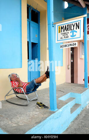 Homme âgé de dormir en face de la Casa Marilyn B&B, Baracoa, la province de Guantánamo, Cuba Banque D'Images