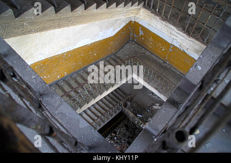 Abandonné et détruit des escaliers dans une ancienne usine. oublié escalier avec de la peinture sur le mur. Banque D'Images