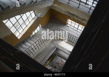 Abandonné et détruit des escaliers dans une ancienne usine. oublié escalier avec de la peinture sur le mur. Banque D'Images