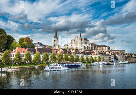 Vue d'Auxerre à la rivière Yonne, Bourgogne, France Banque D'Images