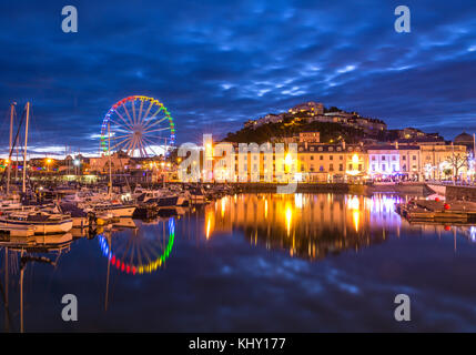 Le port de Torquay prises au crépuscule sur une chaude soirée de mai. Banque D'Images