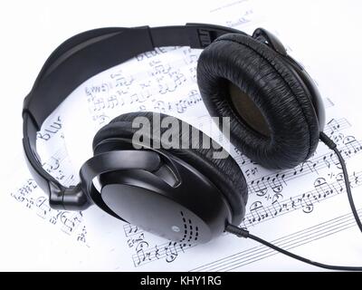 Notes et casque en arrière-plan Banque D'Images