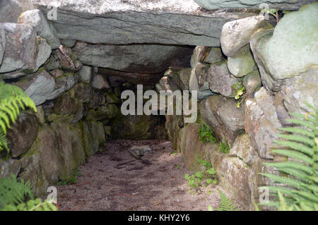 L'intérieur de la chambre funéraire bant carn dans halangy village sur l'île de St Marys dans les îles Scilly, au Royaume-Uni. Banque D'Images